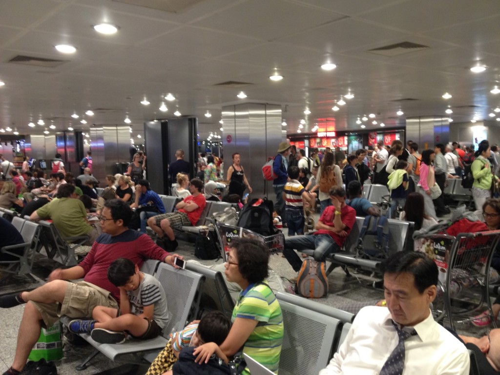 Il delirio in aeroporto